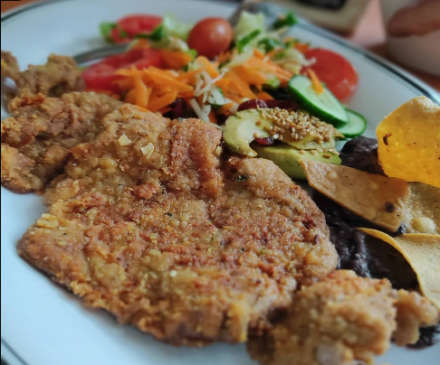 Milanesa con ensalada